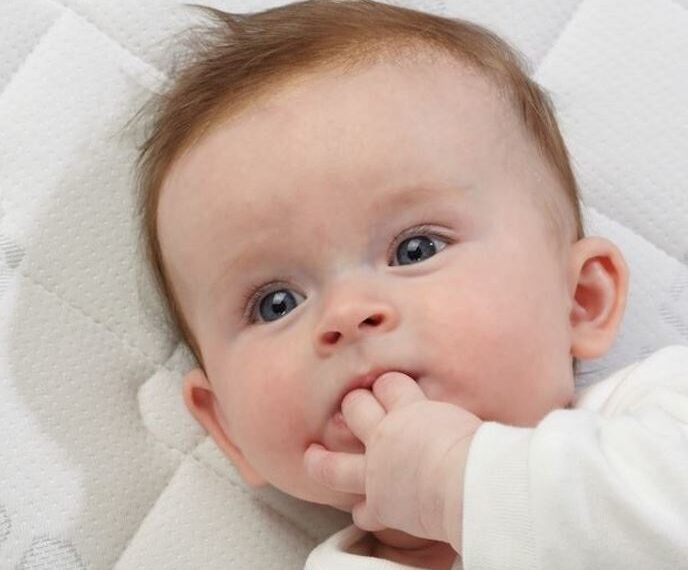 Ein Baby liegt auf einer Alvi Malte Matratze.