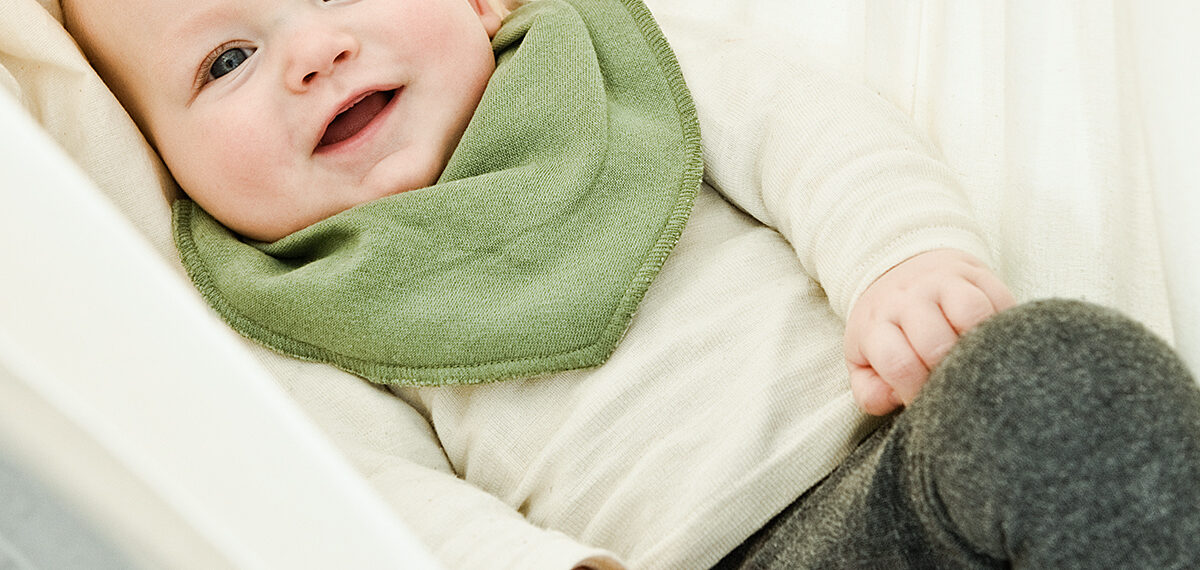 Ein Baby liegt in der Nonomo Federwiege.