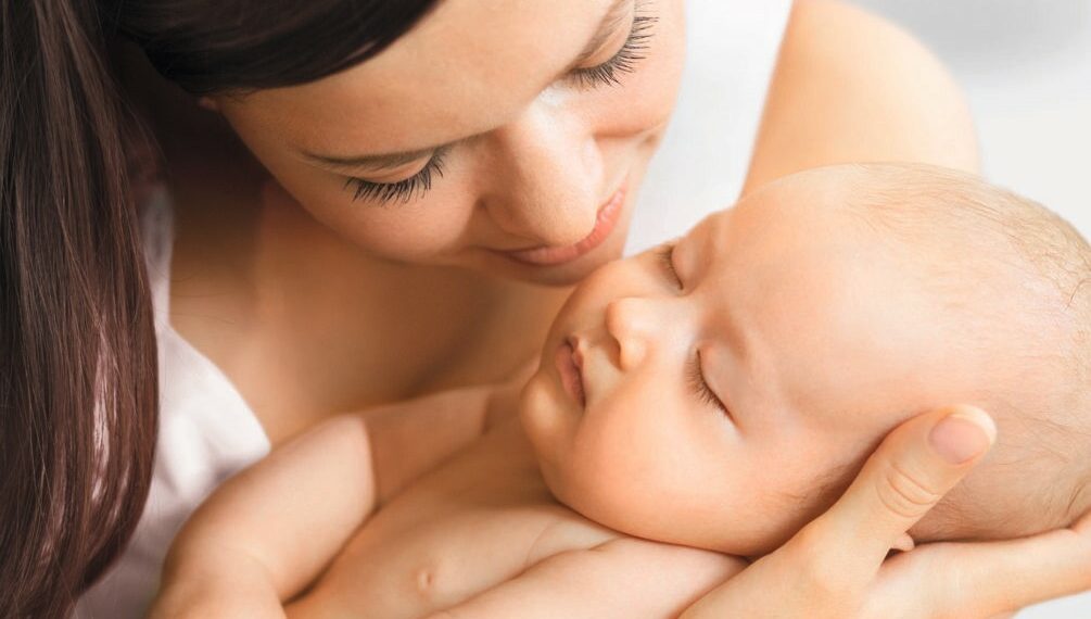 Mutter mit Baby im Arm Paediprotect