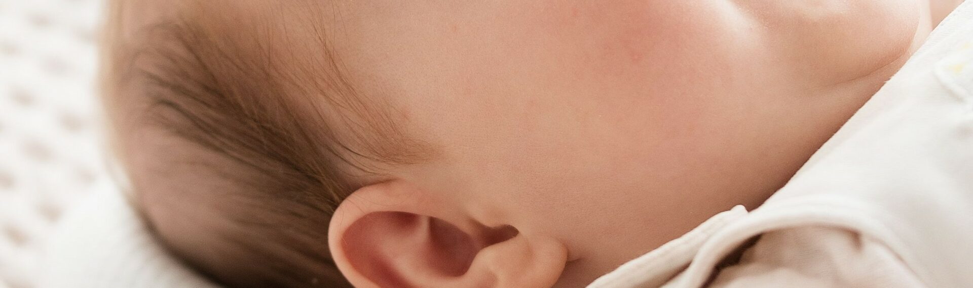 Baby liegt auf alvibino Babykopfschutz