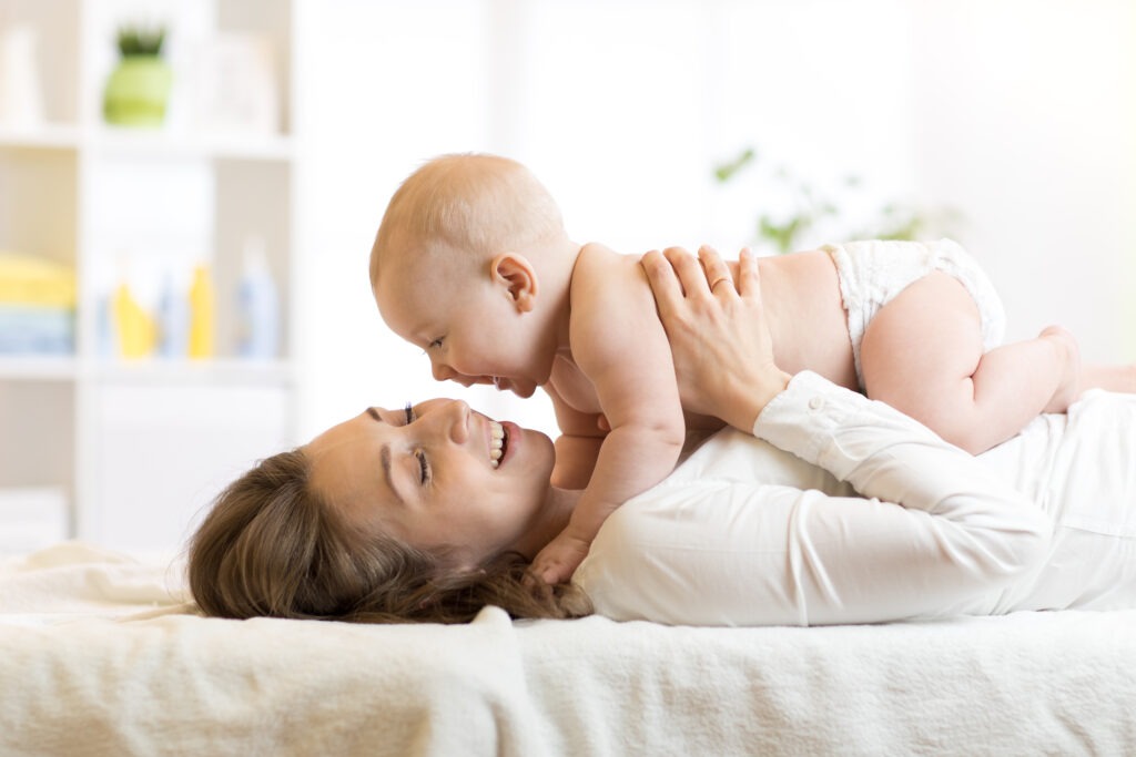 WaterWipes Mutter mit Baby liegend