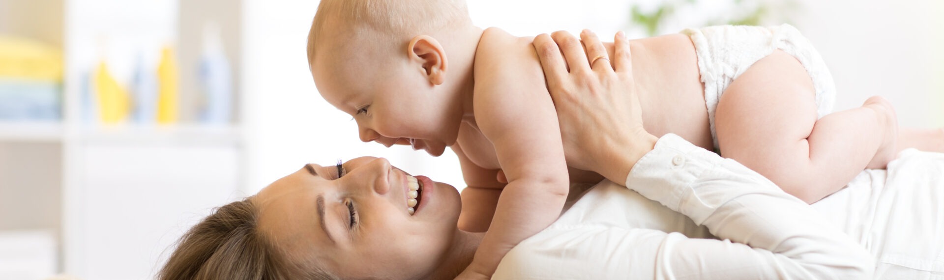 WaterWipes Mutter mit Baby liegend