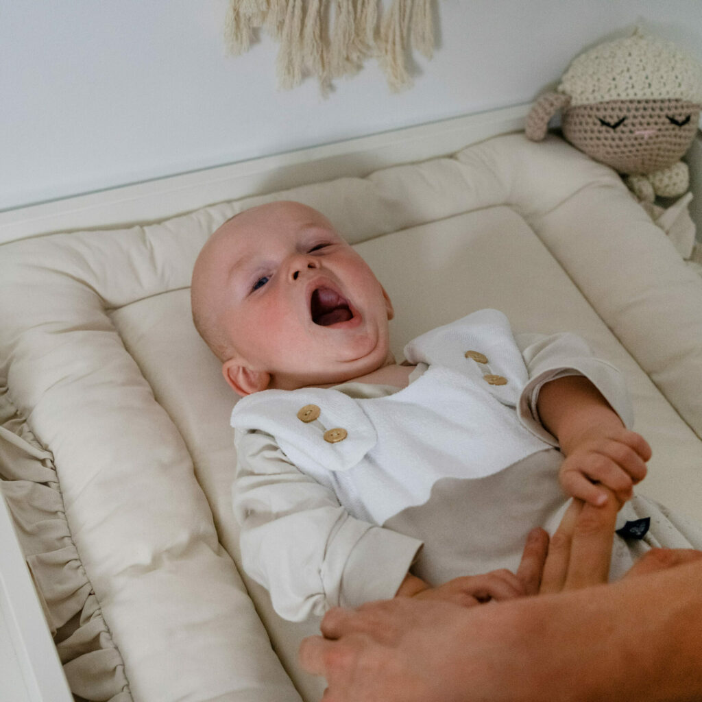 Alvi Webinar Baby gähnt