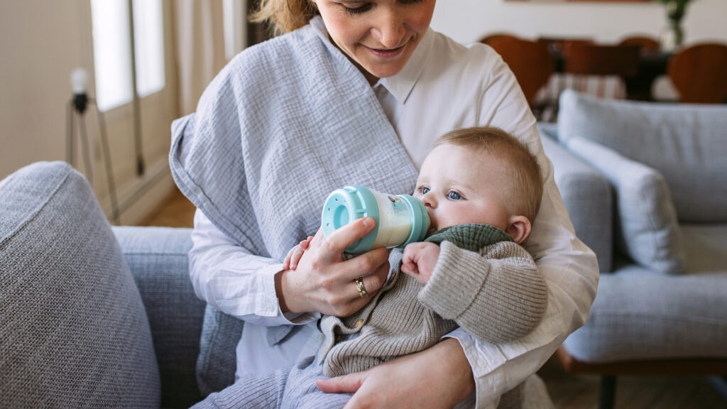 MAM Easy Start Anti-Colic Mutter füttert ihr Baby
