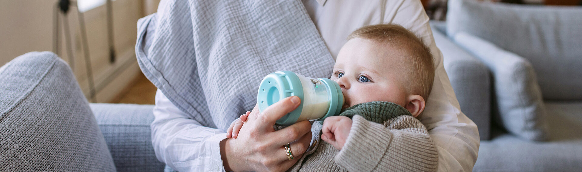 MAM Easy Start Anti-Colic Mutter füttert ihr Baby