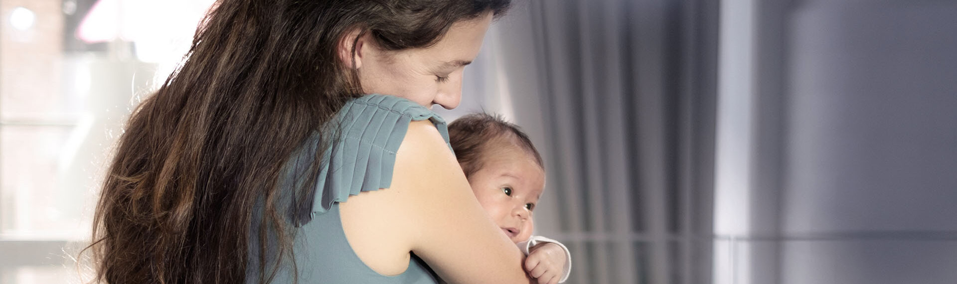 Nuby Rapid Cool Beitragsbild: Mama wiegt ihr Baby auf dem Arm