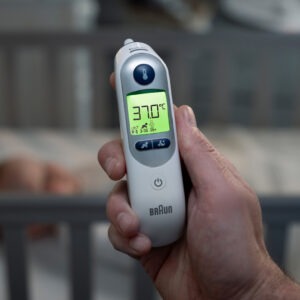 Braun Thermoscan 7+ in der Hand haltend