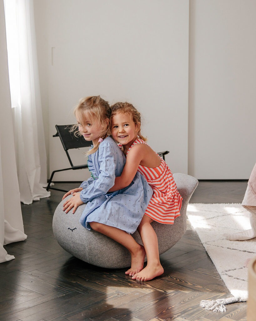 bada&bou Schaukelwal mit Kindern