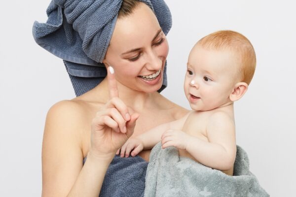 LaLeMa Mama mit Baby auf dem Arm und Creme am Finger