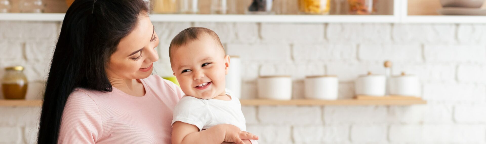 mutter mit baby auf arm rund ums baby