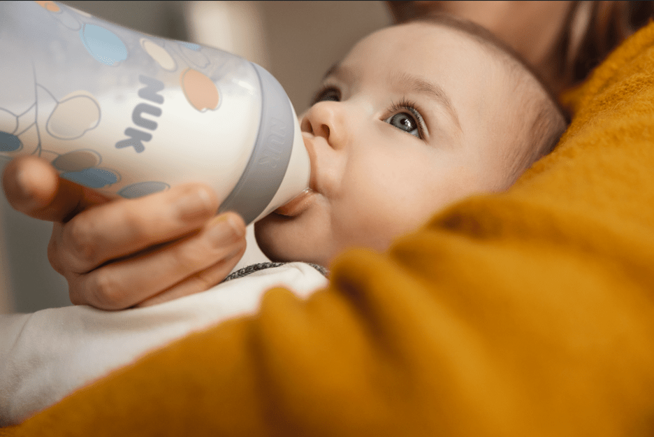 NUK Neutestung Baby mit Flasche
