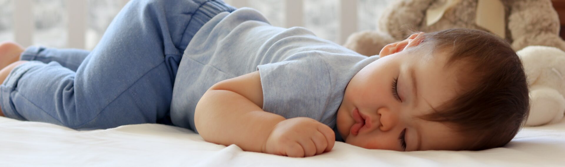 Kleinkind beim Mittagsschlaf in einem kuscheligen Schlafsack für gesunden Kinderschlaf