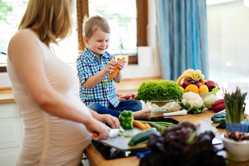 Kind isst frisches Obst und Gemüse – Immunsystem Kinder stärken durch gesunde Ernährung