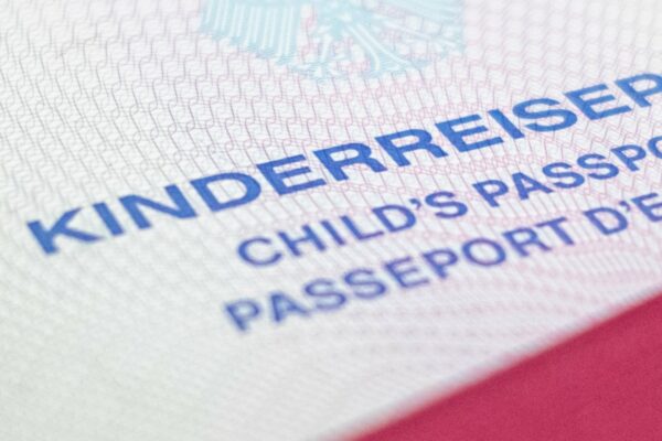 Beantragung elektronischer Reisepass Kinder: Eltern mit Kind beim Bürgeramt.
