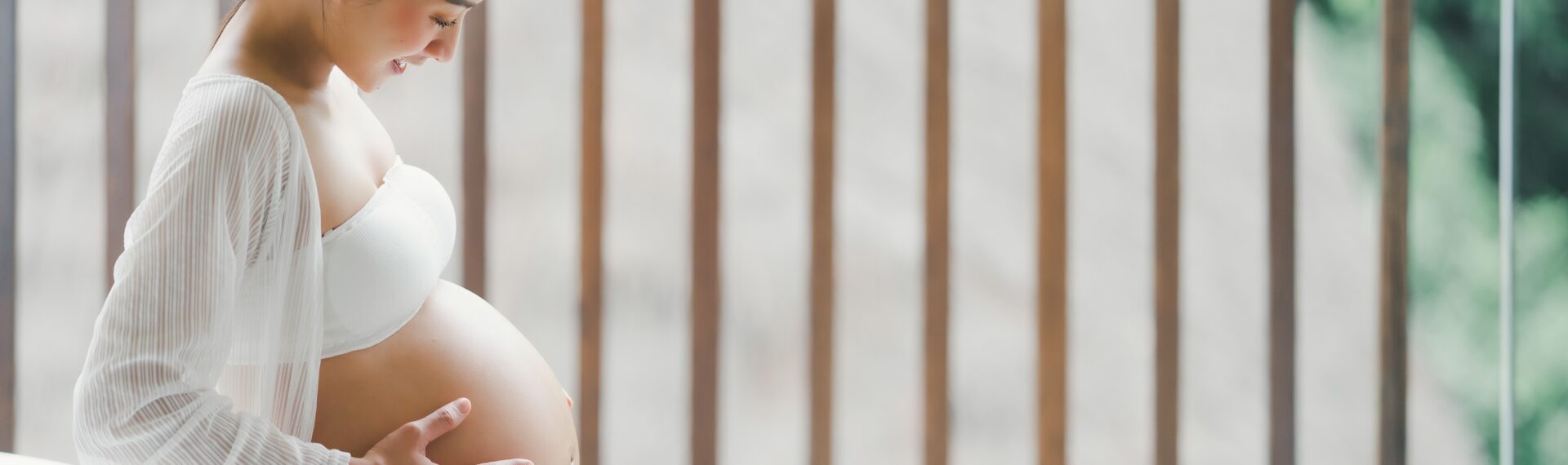 Schwangere Frau entspannt sich in ihrem Wohnzimmer, vorbereitet auf eine Hausgeburt.